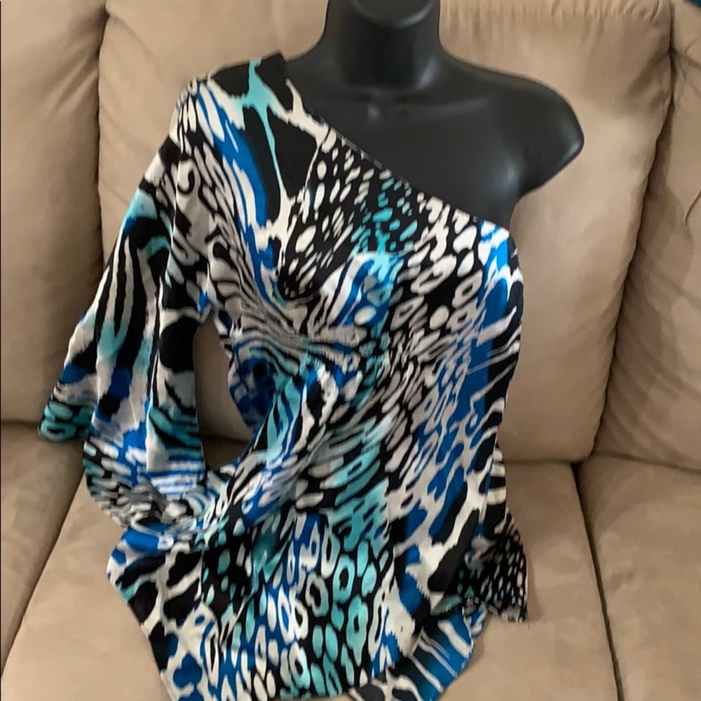 Beautiful off the shoulder cache blouse